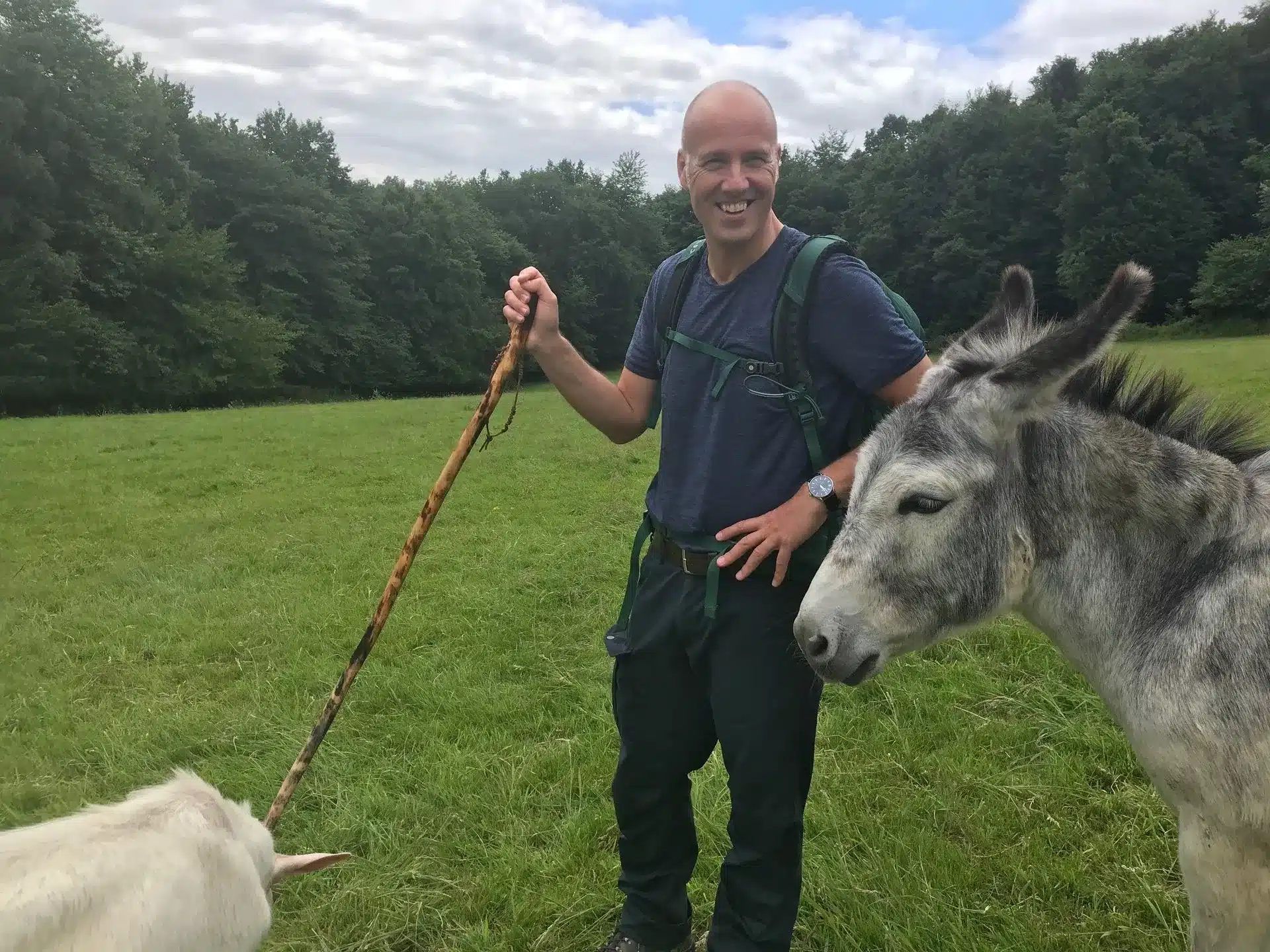 Lachender Erwin Germscheid als Schäfer mit Stock neben einem Esel